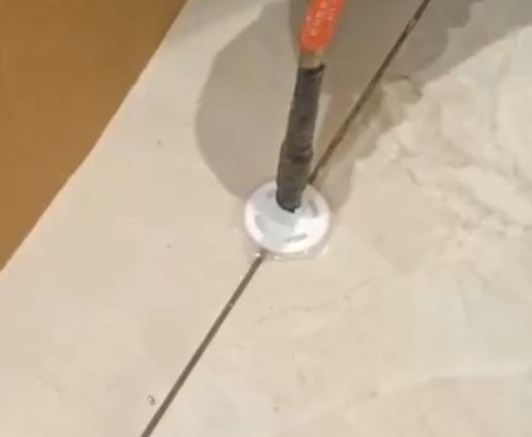 刚察瓷砖空鼓维修公司专业解答瓷砖在铺贴过程中，如果没有涂抹均匀到位的粘结材料（如水泥砂浆或瓷砖胶），可能会导致以下问题